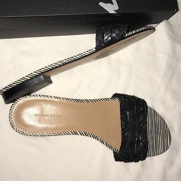 Banana Republic Black and White Woven Sandals - Picture 3 of 3